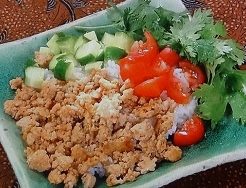 エスニック鶏そぼろ丼